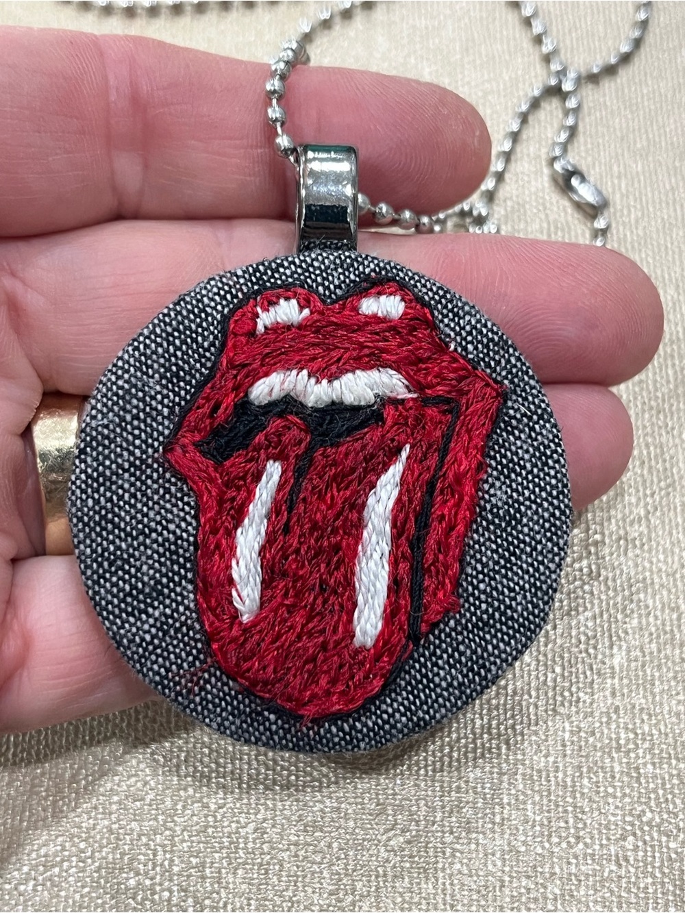 Rolling Stones tongue out hand embroidered thread paint pendant necklace - Picture 3 of 4